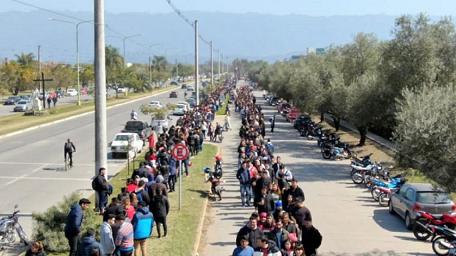 M s de dos kil metros de cola para conseguir trabajo en un